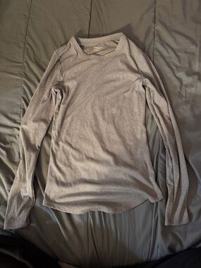 No Boundaries Women's Light Heather Gray Long Sleeve Crew Top